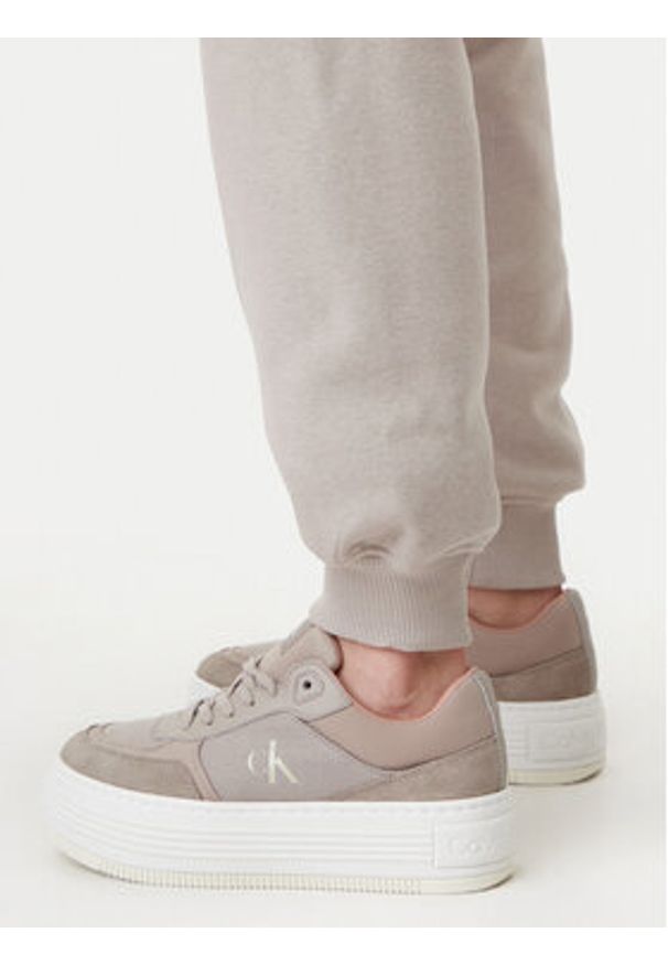 Calvin Klein Jeans Spodnie dresowe Raised J20J224841 Szary Relaxed Fit. Kolor: szary. Materiał: bawełna