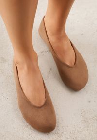 Renee - Brązowe Balerinki z Imitacji Zamszu w Stylu Basic Saraphiele. Okazja: na randkę. Kolor: brązowy. Materiał: zamsz #1