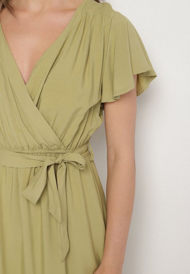 Born2be - Zielona Wiskozowa Sukienka z Kopertowym Dekoltem i Paskiem Aurenelle. Okazja: na co dzień. Typ kołnierza: dekolt kopertowy. Kolor: zielony. Materiał: wiskoza. Długość rękawa: krótki rękaw. Sezon: wiosna, lato. Typ sukienki: kopertowe. Styl: casual