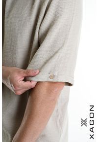 Xagon T-shirt | P26082V 1004T | Mężczyzna | Beżowy. Okazja: na co dzień. Kolor: beżowy. Materiał: bawełna, len. Długość: długie. Wzór: gładki. Styl: casual, elegancki #4