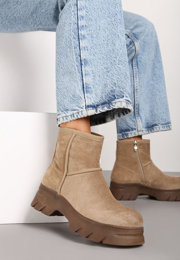 Renee - Ciemnobeżowe Ekozamszowe Botki na Grubej Podeszwie Cinzina. Okazja: na co dzień. Kolor: beżowy. Materiał: dzianina, jeans. Styl: elegancki, casual