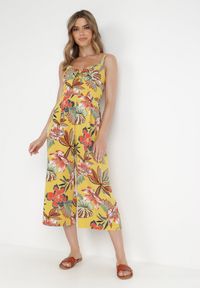 Born2be - Żółty Kombinezon Kalonice. Kolor: żółty. Długość rękawa: na ramiączkach. Długość: długie. Wzór: kolorowy, aplikacja, kwiaty. Sezon: lato #1
