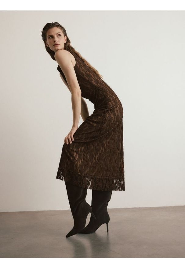 Reserved - Koronkowa sukienka - ciemnobrązowy. Kolor: brązowy. Materiał: koronka. Typ sukienki: proste