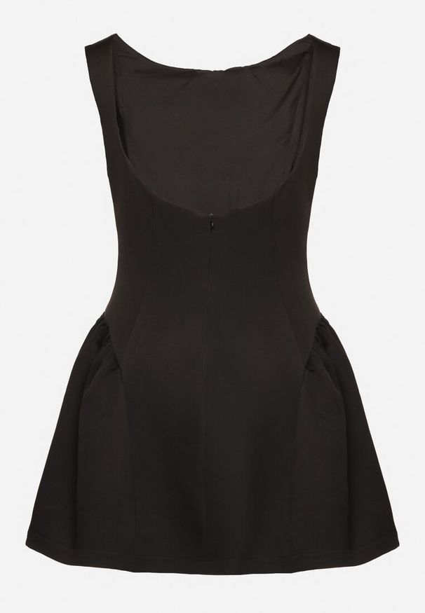 Born2be - Czarna Taliowana Sukienka z Odkrytymi Plecami Florreti. Typ kołnierza: dekolt na plecach. Kolor: czarny. Typ sukienki: dopasowane