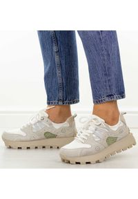 Białe skórzane półbuty damskie Filippo Dp7560/26. Okazja: na co dzień. Nosek buta: okrągły. Kolor: szary. Materiał: skóra, tkanina. Szerokość cholewki: normalna. Sezon: wiosna, lato. Obcas: na platformie. Styl: elegancki, casual, klasyczny, sportowy #1