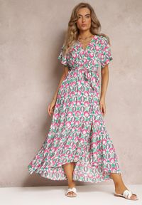 Renee - Różowa Sukienka z Wiskozy i Kopertowym Dekoltem w Fantazyjny Print Abai. Kolor: różowy. Materiał: wiskoza. Wzór: nadruk. Sezon: lato. Typ sukienki: kopertowe