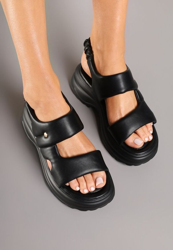Renee - Czarne Sandały Typu Chunky na Tłoczonej Podeszwie Saneora. Okazja: na spacer. Zapięcie: pasek. Kolor: czarny. Materiał: jeans. Obcas: na obcasie. Styl: elegancki. Wysokość obcasa: średni