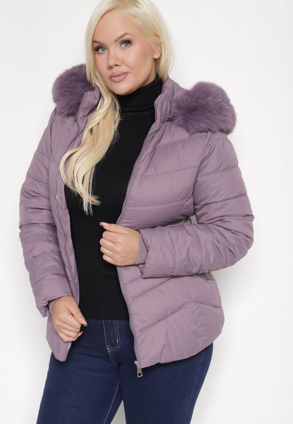 Born2be - Ciemnofioletowa Pikowana Kurtka Zimowa z Paskiem i Kapturem z Futrem z Możliwością Odpięcia Toriella. Okazja: na co dzień. Kolekcja: plus size. Kolor: fioletowy. Długość: długie. Wzór: aplikacja. Materiał: futro. Długość rękawa: długi rękaw. Sezon: zima. Styl: elegancki, wizytowy, casual