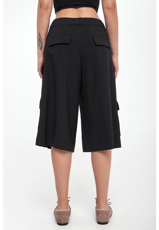 Bermudy damskie wełniane PESERICO. Materiał: wełna