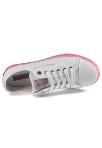Trampki damskie Cross Jeans, z materiału tekstylnego o drobnym splocie z klasycznym sznurowaniem gumowym noskiem oraz płaską podeszwą z kontrastowym. Okazja: na co dzień. Zapięcie: sznurówki. Kolor: biały. Szerokość cholewki: normalna. Wzór: ze splotem, jednolity. Wysokość cholewki: przed kostkę. Materiał: materiał, guma. Sezon: lato. Obcas: na płaskiej podeszwie. Styl: klasyczny #6