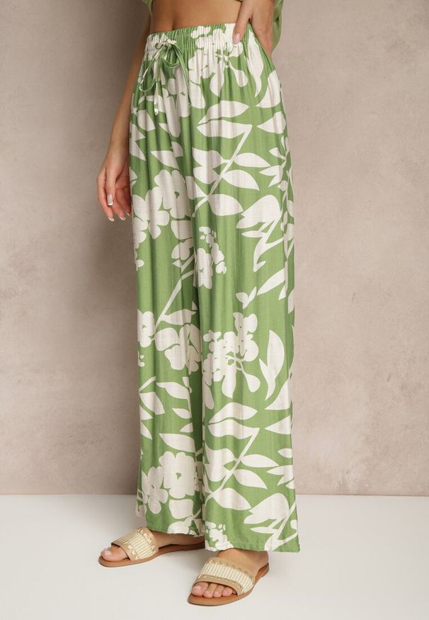 Renee - Ciemnozielone Szerokie Spodnie z Wiskozy High Waist w Kwiatowy Wzór Elaneora. Okazja: na co dzień. Stan: podwyższony. Kolor: zielony. Materiał: wiskoza. Wzór: kwiaty. Styl: elegancki, casual