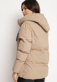 Born2be - Ciemnobeżowa Kurtka Pikowana z Kapturem Vertigara. Okazja: na co dzień. Typ kołnierza: kaptur. Kolor: beżowy. Materiał: dzianina, jeans. Styl: casual, elegancki #3