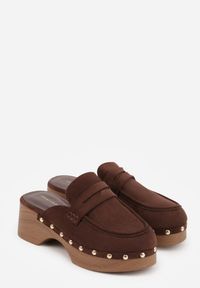 Renee - Brązowe Klapki Drewniaki o Fasonie Loafersów z Ozdobnymi Nitami Sargita. Okazja: na co dzień. Kolor: brązowy. Materiał: skóra. Wzór: haft. Styl: casual, elegancki #3