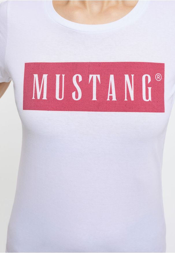 Mustang - MUSTANG ALINA C DAMSKI T-SHIRT KOSZULKA LOGO NADRUK GENERAL WHITE 1013220 2045. Wzór: nadruk