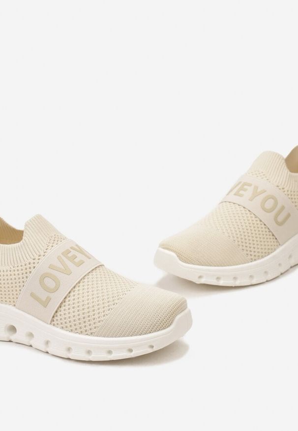 Born2be - Beżowe Buty Sportowe ze Skarpetkową Cholewką i Napisem Thirllas. Zapięcie: pasek. Kolor: beżowy. Szerokość cholewki: normalna. Wzór: napisy. Obcas: na płaskiej podeszwie