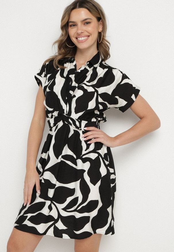 Born2be - Czarna Taliowana Sukienka z Wiskozą z Geometrycznym Wzorem Galadira. Okazja: na co dzień, na imprezę, na spacer. Kolor: czarny. Materiał: wiskoza. Wzór: geometria. Styl: casual, klasyczny