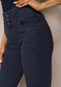 Renee - Granatowe Spodnie Jegginsy z Elastyczną Talią Ozdobioną Ćwiekami Isolse. Kolor: niebieski. Wzór: aplikacja