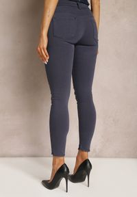Renee - Granatowe Spodnie Skinny Ozdobione Drobnymi Cyrkoniami Aderive. Kolor: niebieski. Materiał: tkanina. Wzór: aplikacja #3