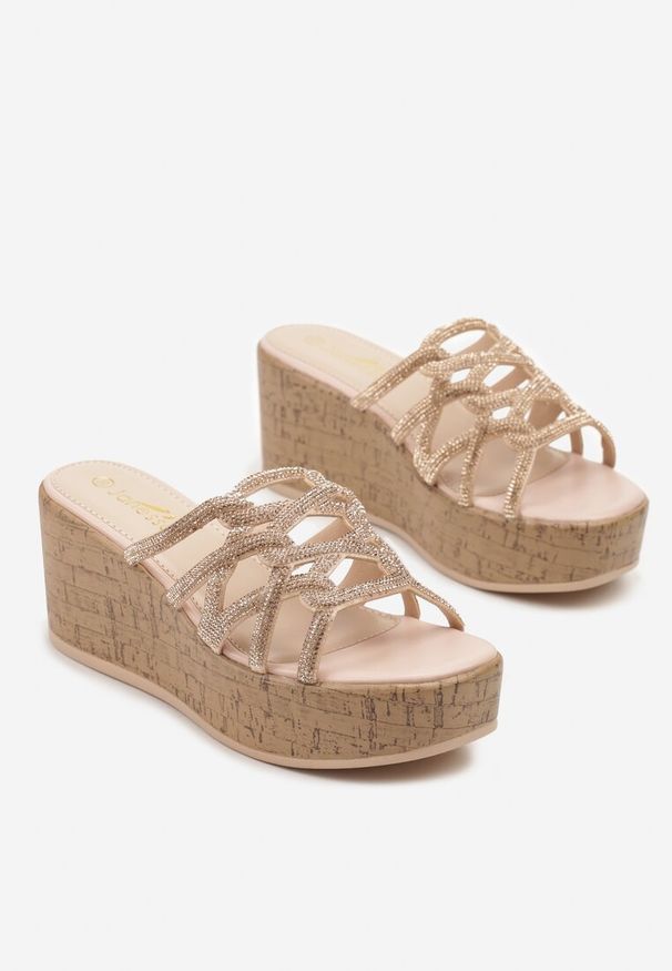 Born2be - Szampańskie Klapki na Koturnie Ozdobione Cyrkoniami Tenamaria. Okazja: na co dzień. Kolor: złoty. Materiał: jeans. Wzór: aplikacja. Obcas: na koturnie. Styl: glamour, casual. Wysokość obcasa: średni