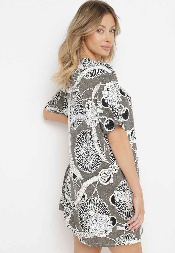 Born2be - Szara Elastyczna Bluzka z Krótkim Rękawem z Oryginalnym Nadrukiem i Klamrą Dordria. Okazja: na co dzień. Kolor: szary. Materiał: materiał. Długość rękawa: krótki rękaw. Długość: krótkie. Wzór: nadruk. Styl: casual