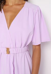 Born2be - Jasnofioletowa Kopertowa Sukienka z Bawełną i Materiałowym Paskiem Ozdobionym Klamrą Besvia. Okazja: na co dzień. Typ kołnierza: dekolt w kształcie V. Kolor: fioletowy. Materiał: bawełna, materiał. Długość rękawa: krótki rękaw. Wzór: aplikacja. Typ sukienki: kopertowe. Styl: casual, elegancki #6