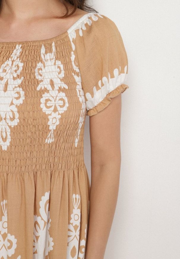 Born2be - Ciemnobeżowa Sukienka o Kroju Hiszpanki Zdobiona Orientalnym Wzorem Aravine. Okazja: na co dzień. Typ kołnierza: dekolt hiszpanka. Kolor: beżowy. Materiał: jeans. Długość rękawa: krótki rękaw. Wzór: aplikacja. Sezon: lato. Styl: casual, elegancki