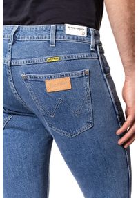 Wrangler - WRANGLER SPODNIE MĘSKIE RETRO TAPERED STRETCH MID W1P8FK054. Stan: obniżony. Wzór: aplikacja. Styl: retro #8