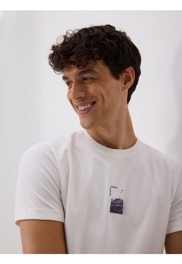 Reserved - T-shirt regular z nadrukiem - złamana biel. Materiał: bawełna, dzianina. Wzór: nadruk