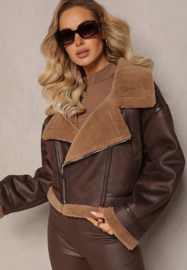 Renee - Brązowa Kurtka Biker z Ozdobnym Kożuszkiem Ophima. Kolor: brązowy. Materiał: futro. Styl: elegancki