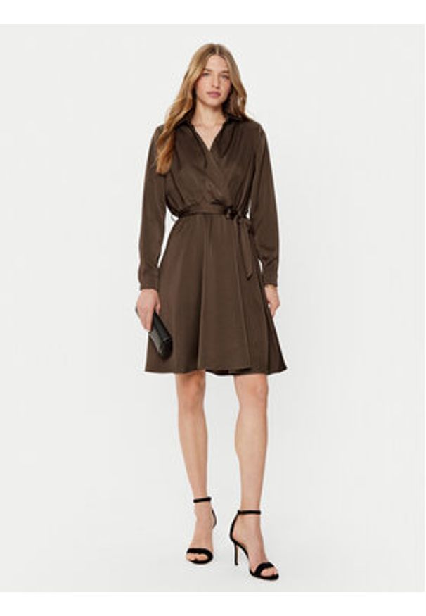 Rinascimento Sukienka koszulowa CFC0121838003 Brązowy Regular Fit. Kolor: brązowy. Materiał: syntetyk. Typ sukienki: koszulowe