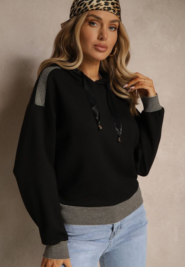 Renee - Czarna Bluza z Kapturem Ozdobiona Ściągaczami i Metaliczną Nitką Ulisiela. Okazja: na co dzień. Typ kołnierza: kaptur. Kolor: czarny. Materiał: jeans. Wzór: aplikacja. Styl: casual