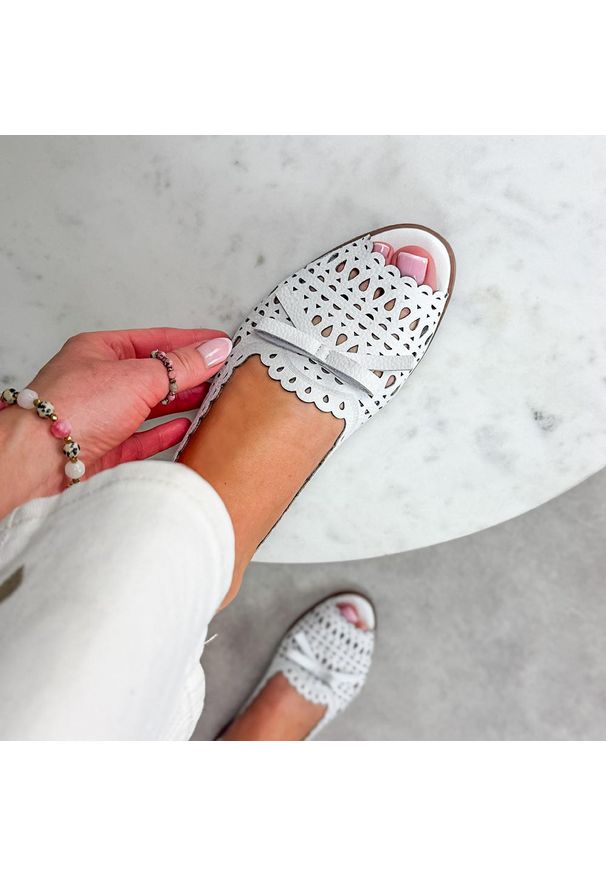 Białe ażurowe półbuty damskie M.Daszyński 25113-10. Okazja: na co dzień, na imprezę. Nosek buta: otwarty. Kolor: biały. Wzór: ażurowy. Materiał: skóra. Sezon: wiosna, lato. Obcas: na obcasie. Styl: elegancki, klasyczny, casual, wizytowy. Wysokość obcasa: niski