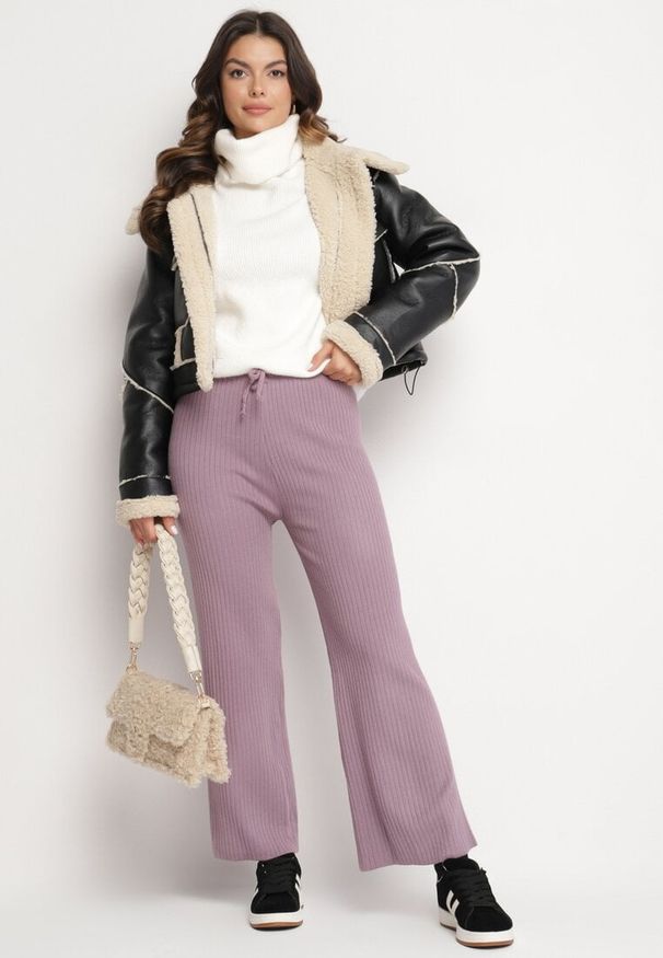 Born2be - Fioletowe Spodnie z Szerokimi Prążkowanymi Nogawkami Romese. Okazja: na spacer, na co dzień. Kolor: fioletowy. Materiał: prążkowany. Styl: elegancki, casual