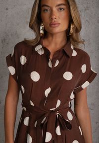 Renee - Brązowa Rozkloszowana Sukienka z Wiskozy o Retro Kroju Koszulowym w Kropki Cosmeos. Okazja: na co dzień. Kolor: brązowy. Materiał: wiskoza. Wzór: kropki. Typ sukienki: koszulowe. Styl: retro #4