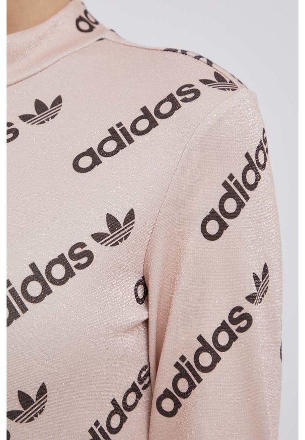 adidas Originals sukienka HM4891 kolor beżowy mini dopasowana. Typ kołnierza: kołnierzyk stójkowy. Kolor: beżowy. Materiał: włókno, materiał, dzianina. Długość rękawa: długi rękaw. Typ sukienki: dopasowane. Długość: mini