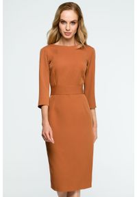Sukienki.shop - Elegancka sukienka ołówkowa midi z dekoltem V na plecach brązowa. Okazja: na spotkanie biznesowe, do pracy. Kolor: czarny, brązowy. Typ sukienki: ołówkowe. Styl: elegancki. Długość: midi #3