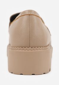 Renee - Ciemnobeżowe Mokasyny Vices z Wkładką ze Skóry Naturalnej z Metaliczną Aplikacją Fergia. Okazja: na co dzień, na spotkanie biznesowe. Kolor: beżowy. Materiał: skóra. Wzór: aplikacja. Styl: casual, biznesowy, elegancki, klasyczny #8