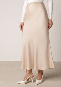 Born2be - Beżowa Satynowa Spódnica z Lekko Rozkloszowanym Dołem Zinnemira. Kolor: beżowy. Materiał: satyna. Styl: elegancki, klasyczny #4
