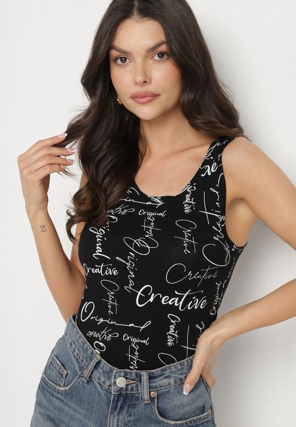 Born2be - Czarny Top z Bawełny z Napisami Savanette. Okazja: na co dzień. Kolor: czarny. Materiał: bawełna. Wzór: napisy. Styl: casual