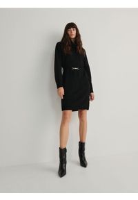 Reserved - Dzianinowa sukienka z paskiem - czarny. Kolor: czarny. Materiał: dzianina