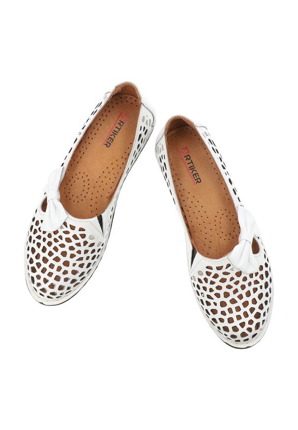 Półbuty damskie Artiker, cholewka skóra naturalna ażurowa wycięcia dekoracyjna kokarda pasek z przodu. niski fason odkryte boki zaokrąglony nosek pła. Zapięcie: pasek. Kolor: biały. Materiał: skóra. Szerokość cholewki: normalna. Wzór: ażurowy