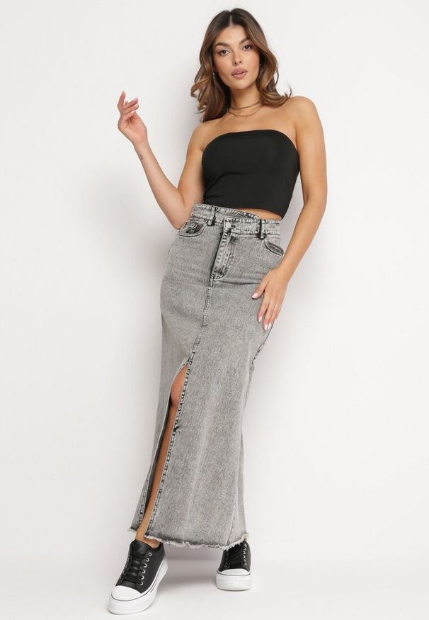 Born2be - Szara Jeansowa Spódnica z Wysokim Stanem i Postrzępionym Dołem Hayva. Stan: podwyższony. Kolor: szary. Materiał: jeans. Styl: klasyczny