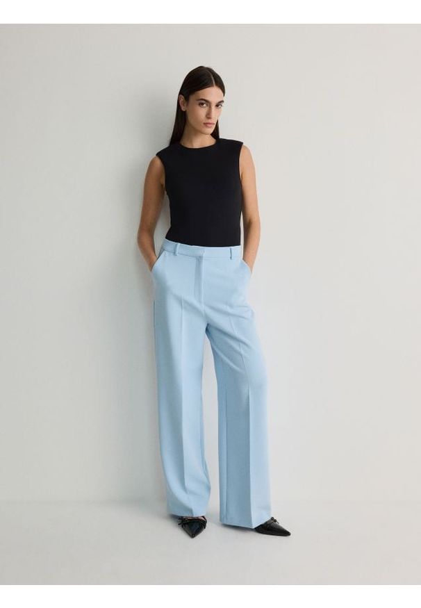 Reserved - Spodnie z kantem - jasnoniebieski. Kolor: niebieski. Materiał: tkanina, wiskoza