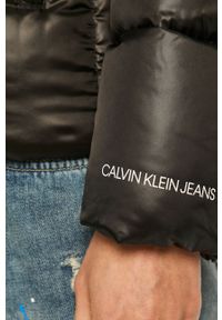 Calvin Klein Jeans - Kurtka puchowa. Typ kołnierza: kaptur. Kolor: czarny. Materiał: puch #5