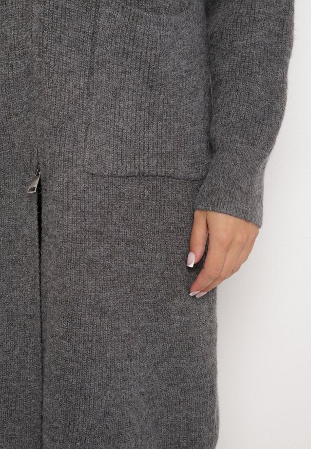 Born2be - Ciemnoszary Kardigan z Wełną o Prostym Długim Kroju ze Stójką Zapinany na Suwak Boniala. Okazja: na co dzień. Typ kołnierza: kołnierzyk stójkowy. Kolor: szary. Materiał: wełna. Długość rękawa: długi rękaw. Długość: długie. Wzór: aplikacja. Styl: klasyczny, casual, elegancki