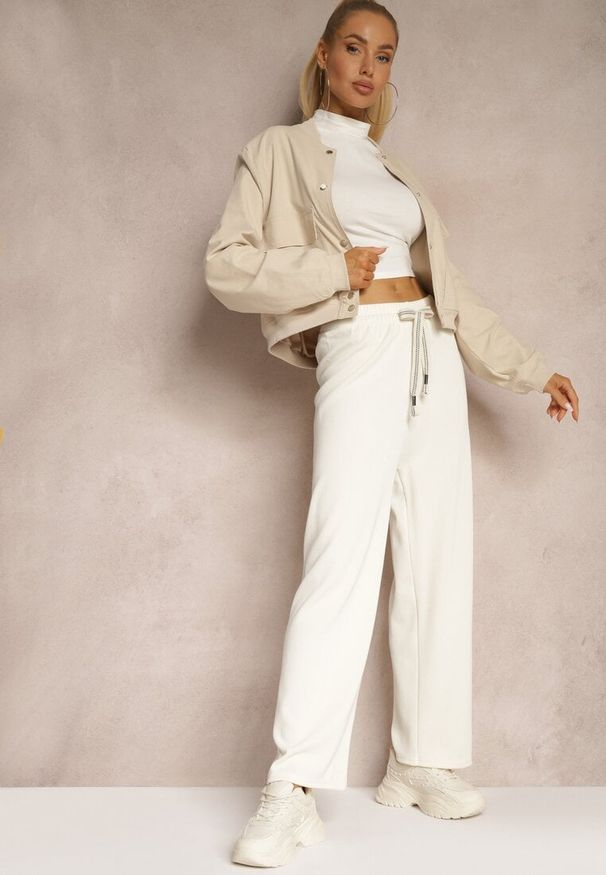 Renee - Jasnobeżowe Prążkowane Spodnie Szerokie High Waist z Troczkiem w Pasie Saivine. Okazja: na co dzień, na spotkanie biznesowe. Stan: podwyższony. Kolor: beżowy. Materiał: prążkowany. Długość: długie. Styl: biznesowy, casual
