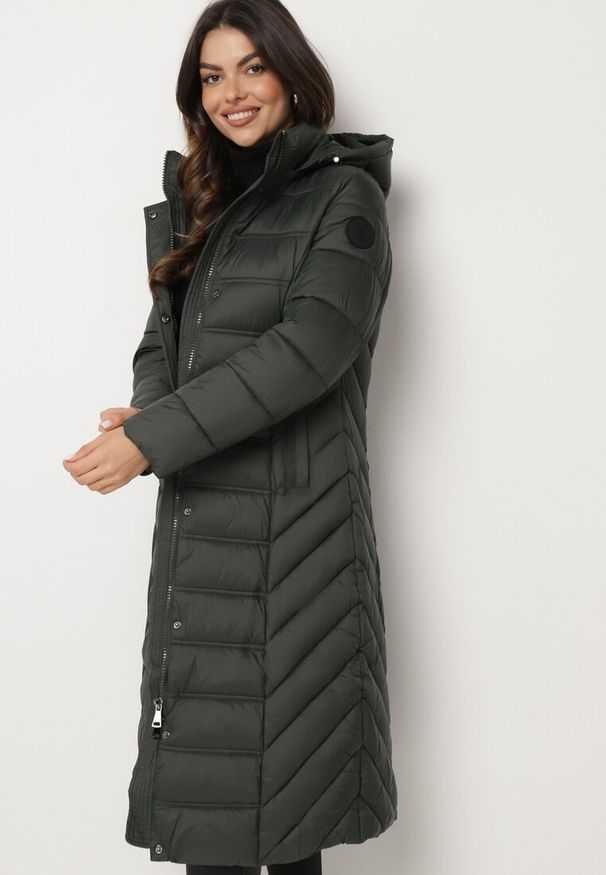 Born2be - Ciemnozielona Kurtka Pikowana o Długim Fasonie z Odpinanym Kapturem Reanora. Okazja: do pracy, na spacer, na co dzień. Kolor: zielony. Materiał: dzianina, jeans. Długość rękawa: długi rękaw. Długość: długie. Styl: casual