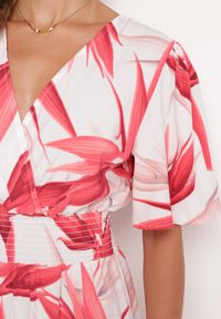 Born2be - Różowo-Biała Sukienka z Kopertowym Dekoltem i Gumką w Pasie Wiązana na Plecach Iberi. Okazja: na co dzień, na randkę. Typ kołnierza: dekolt w serek. Kolor: różowy. Długość rękawa: krótki rękaw. Typ sukienki: kopertowe. Styl: casual #4