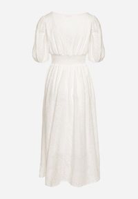 Born2be - Biała Bawełniana Sukienka z Haftowanej Tkaniny z Gumkami w Pasie Folvira. Okazja: na co dzień. Kolor: biały. Materiał: tkanina, bawełna. Długość rękawa: krótki rękaw. Wzór: haft. Typ sukienki: proste. Styl: casual, klasyczny. Długość: midi #2