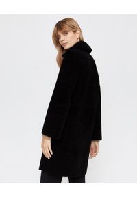 ALMAROSAFUR - Czarny płaszcz ze skóry owczej. Kolor: czarny. Materiał: skóra. Długość rękawa: długi rękaw. Długość: długie. Wzór: aplikacja. Sezon: zima, jesień. Styl: klasyczny #7
